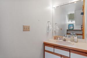 Ένα μπάνιο στο Classic Stratton Ski Chalet +57 φωτογραφίες