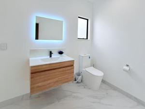 ロトルアにあるUnit 8, Fenton Summer Lodageの洗面台とトイレを備えた白いバスルーム