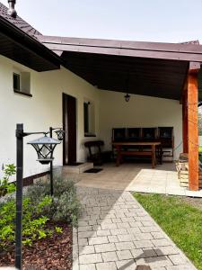 patio z drewnianym stołem i ławką w obiekcie Domek na skraju lasu w Uniejowie +37 zdjęć