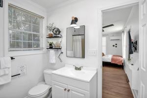 Un baño blanco con inodoro y lavabo. en W. Cola Mini Pad -Tiny House, en West Columbia 26 fotos más