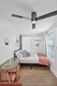 Un dormitorio con una cama y una mesa de cristal. en W. Cola Mini Pad -Tiny House, en West Columbia