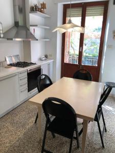 una cucina con tavolo e sedie in legno di La Montagnola a Senigallia