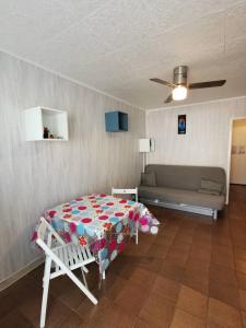 une chambre avec un lit et un canapé dans une pièce dans l'établissement AS18262 - Studio en Centre Ville, au Grau-du-Roi