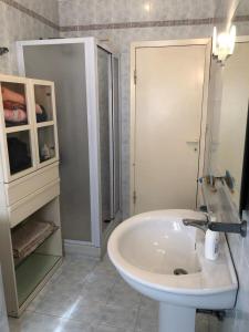 un bagno con un lavandino bianco e una doccia di La Montagnola a Senigallia
