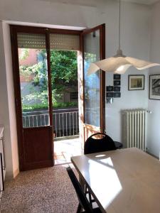 una sala da pranzo con tavolo e porta scorrevole in vetro di La Montagnola a Senigallia