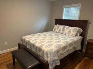 une chambre avec un lit, une chaise et une fenêtre dans l'établissement Holy Holt of Lexington, à Lexington