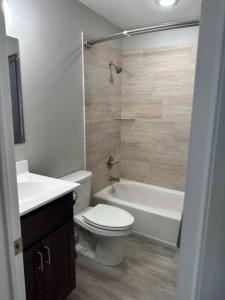 une salle de bain avec toilettes, baignoire et lavabo dans l'établissement Holy Holt of Lexington, à Lexington