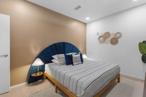 Un dormitorio con una cama con cabecero azul. en Luxury Riverview Condo with Patio Walk to Broadway, en Nashville 41 fotos más