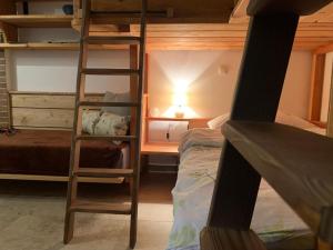 Poschodová posteľ alebo postele v izbe v ubytovaní Ferienwohnung Zirbenzapfen