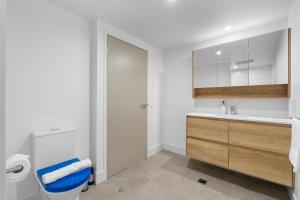 Koupelna v ubytování The Eton - Brand NEW Nundah Modern 1 Bedroom APT with Parking, Netflix + 19 fotografií