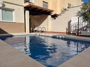 basen przed budynkiem w obiekcie Villa Cañada torremolinos w mieście Torremolinos