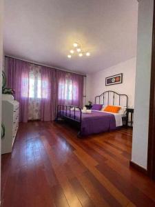 Łóżko lub łóżka w pokoju w obiekcie Villa Cañada torremolinos