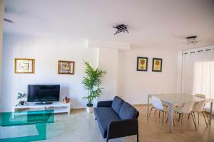 salon z niebieską kanapą i stołem w obiekcie Villa Cañada torremolinos w mieście Torremolinos