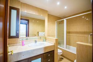 łazienka z umywalką, toaletą i lustrem w obiekcie Villa Cañada torremolinos w mieście Torremolinos