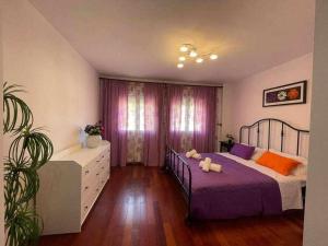 sypialnia z łóżkiem i komodą w obiekcie Villa Cañada torremolinos w mieście Torremolinos +31 zdjęć