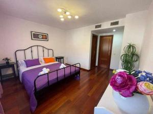 Łóżko lub łóżka w pokoju w obiekcie Villa Cañada torremolinos