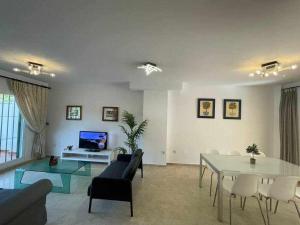Telewizja i/lub zestaw kina domowego w obiekcie Villa Cañada torremolinos