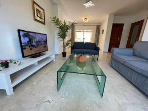 Telewizja i/lub zestaw kina domowego w obiekcie Villa Cañada torremolinos