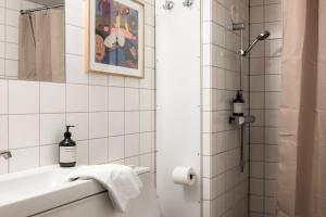 Ванная комната в The Little Blue House 1 by Daniel&Jacob's +17 фотографий