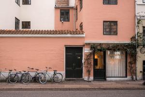 Катание на велосипеде по территории The Little Blue House 1 by Daniel&Jacob's или окрестностям