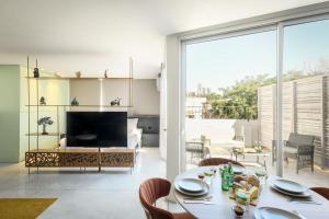 Μια τηλεόραση ή/και κέντρο ψυχαγωγίας στο Modern Studio Apt with Balcony by Sea N Rent