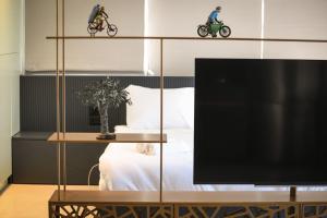 Μια τηλεόραση ή/και κέντρο ψυχαγωγίας στο Modern Studio Apt with Balcony by Sea N Rent