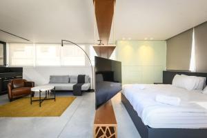 Ένα ή περισσότερα κρεβάτια σε δωμάτιο στο Modern Studio Apt with Balcony by Sea N Rent