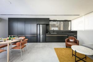 Η κουζίνα ή μικρή κουζίνα στο Modern Studio Apt with Balcony by Sea N Rent
