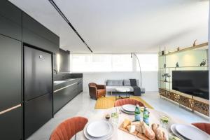Η κουζίνα ή μικρή κουζίνα στο Modern Studio Apt with Balcony by Sea N Rent