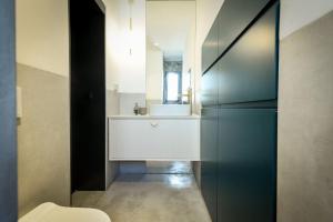 Ένα μπάνιο στο Modern Studio Apt with Balcony by Sea N Rent