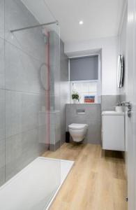 Ένα μπάνιο στο Castle Esplanade Apartment +32 φωτογραφίες