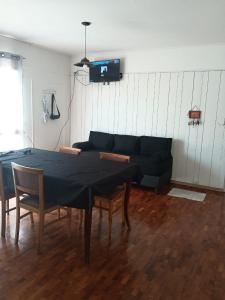 ein Wohnzimmer mit Tisch und Couch in der Unterkunft Departamento centro Mendoza a Pasos de la terminal in Barraquero + 4 Fotos