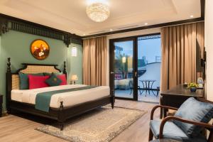 Postel nebo postele na pokoji v ubytování Hanoi Bliss Hotel