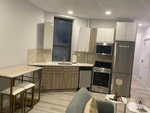 Kuchyň nebo kuchyňský kout v ubytování Adam Clayton Apartment