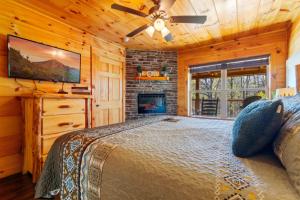 Una cama o camas en una habitación de Whispering Pines Retreat By Ghosal Luxury Lodging 56 fotos más