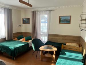 Habitación con 2 camas, sofá y mesa. en Agroturystyka Kadłubek, en Wisła 31 fotos más