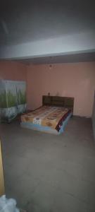 Un dormitorio con una cama en la esquina de una habitación. en Casa 11 septiembre primera etapa, en Arica