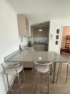 Kuchyň nebo kuchyňský kout v ubytování Departamento vista al mar Puerto Montt