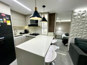 Kuchyň nebo kuchyňský kout v ubytování Apartamento luxury Girardot