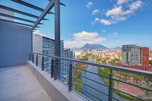 un balcon avec vue sur une ville dans l'établissement Ultra Luxury 3 Bed Knightsbridge Penthouse, au Cap
