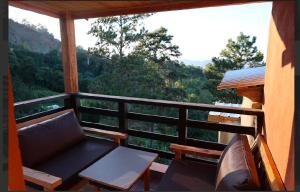 a balcony with a couch and a table and a view at Vista Montaña Jimenoa De La Rosa in Jarabacoa