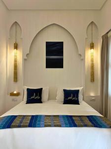 Postel nebo postele na pokoji v ubytování Riad El Khaeir - Piscine, Hamam & Spa