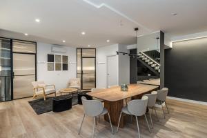 a dining room with a wooden table and chairs at Queens Plaza España - Alquiler Corta Duración in Madrid