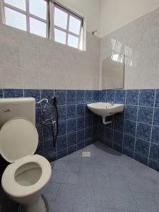 a bathroom with a toilet and a sink at Pearl Villa 5 Bedroom Unit 6 in Port Dickson