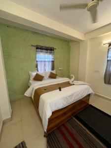Postel nebo postele na pokoji v ubytování Shree om sai lodging