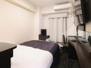 Una televisión o centro de entretenimiento en APA Hotel Shizuoka-eki Kita