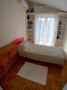 une petite chambre avec un lit et une fenêtre dans l'établissement SUNNY APARTMENT NORTHERN ATHENS, à Athènes