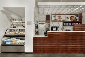 a restaurant with a counter and aasteryasteryasteryasteryasteryasteryasteryasteryastery at Courtyard by Marriott New York Manhattan/Chelsea in New York