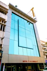 a building with a blue glass facade at Hotel Akashdeep in Rānchī