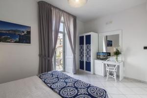 - une chambre avec un lit, un bureau et une fenêtre dans l'établissement Palazzo Starace, à Sorrente